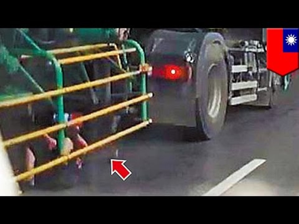 VIDEO: Un infirme se fait renverser et tuer par un camion en pleine rue.