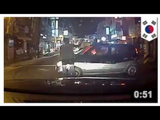 VIDEO QUIPROQUO: Un escroc se fait prendre à son propre jeu de manigance.