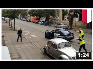 VIDEO: Deux policiers sont filmés être en train d’essayer d’abattre quelqu’un