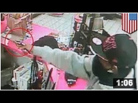 VIDEO: Un caissier se fait braquer et se prend une balle en pleine tête! La vie de ma tortue!