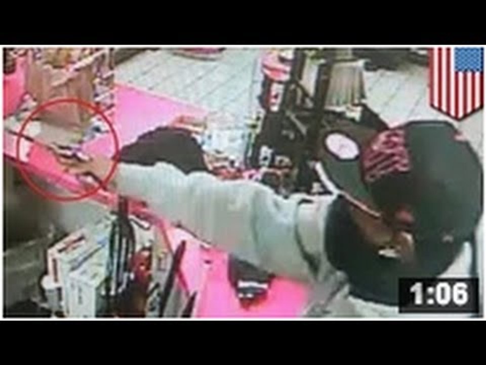 VIDEO: Un caissier se fait braquer et se prend une balle en pleine tête! La vie de ma tortue!