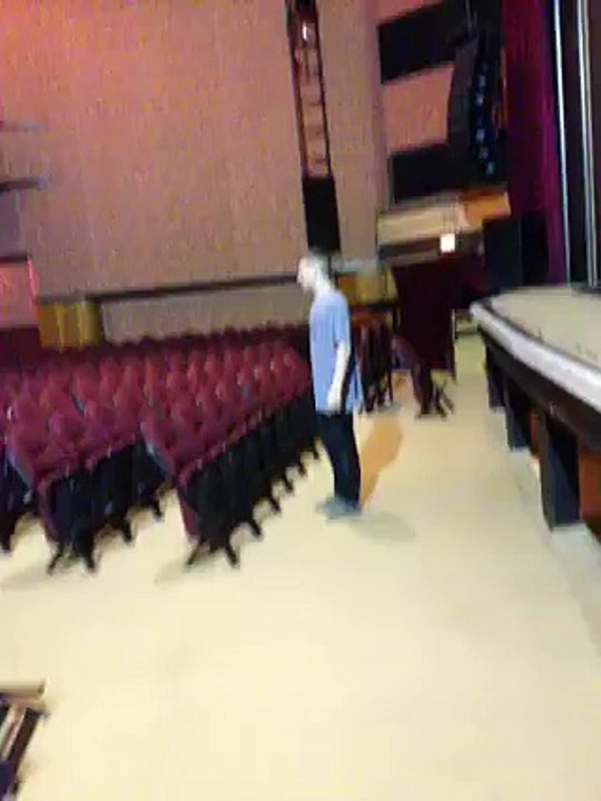 Il tombe sur une Chaise et Fait tout Tomber en 1 Seconde