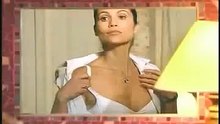 Flavia Alessandra tomando banho