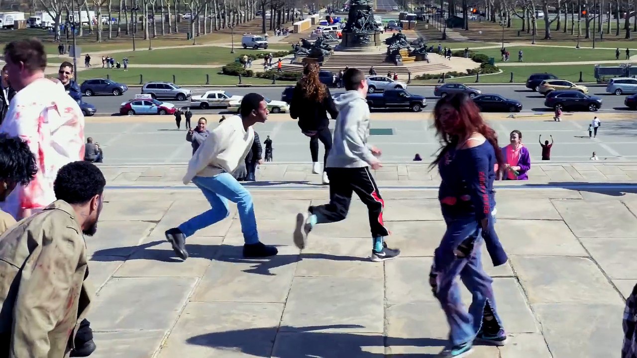 50 personnes déguisés en Zombie viennent terrifier les passants