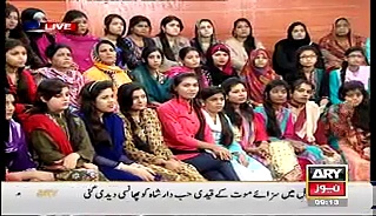 Sanam Showing Ladies Jinki Skin or Bal Saste Make Up or Saloons Ki Wajah Se Jal Gaye