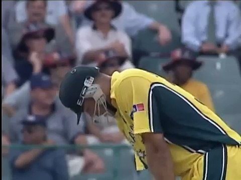 Waqar Younis vs Andrew Symonds, BEAMERS, exciting cricket fight