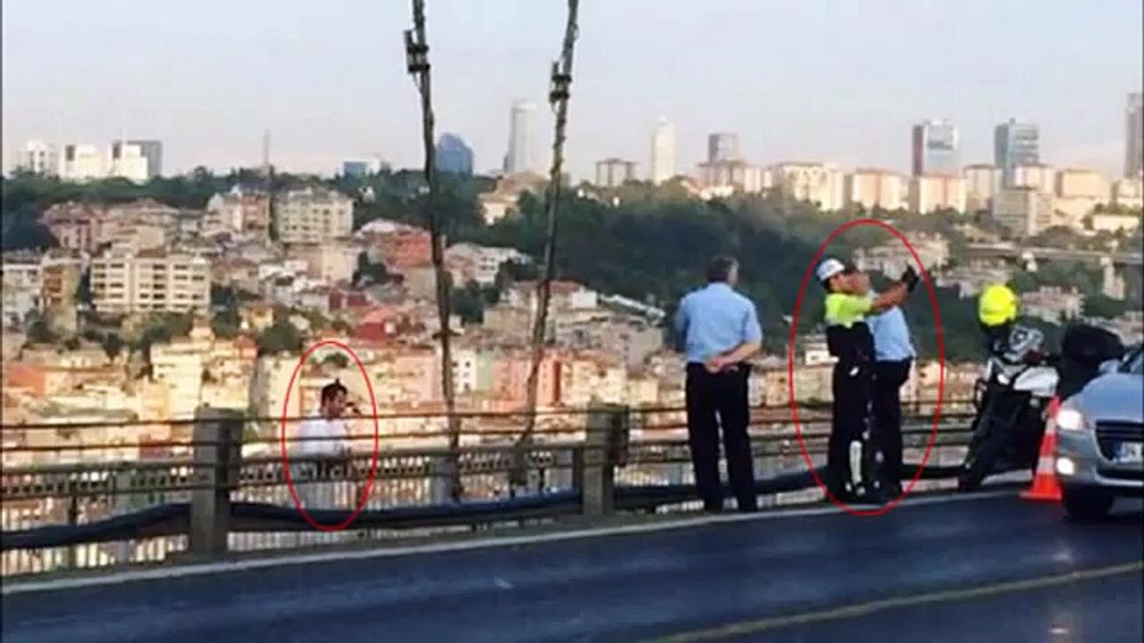 【閲覧注意】トルコ警察　飛び降り自殺男性を背景に自撮り