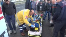Aksaray Ehliyetsiz Sürücü Otomobiliyle Bariyerlere Çarptı 2 Yaralı
