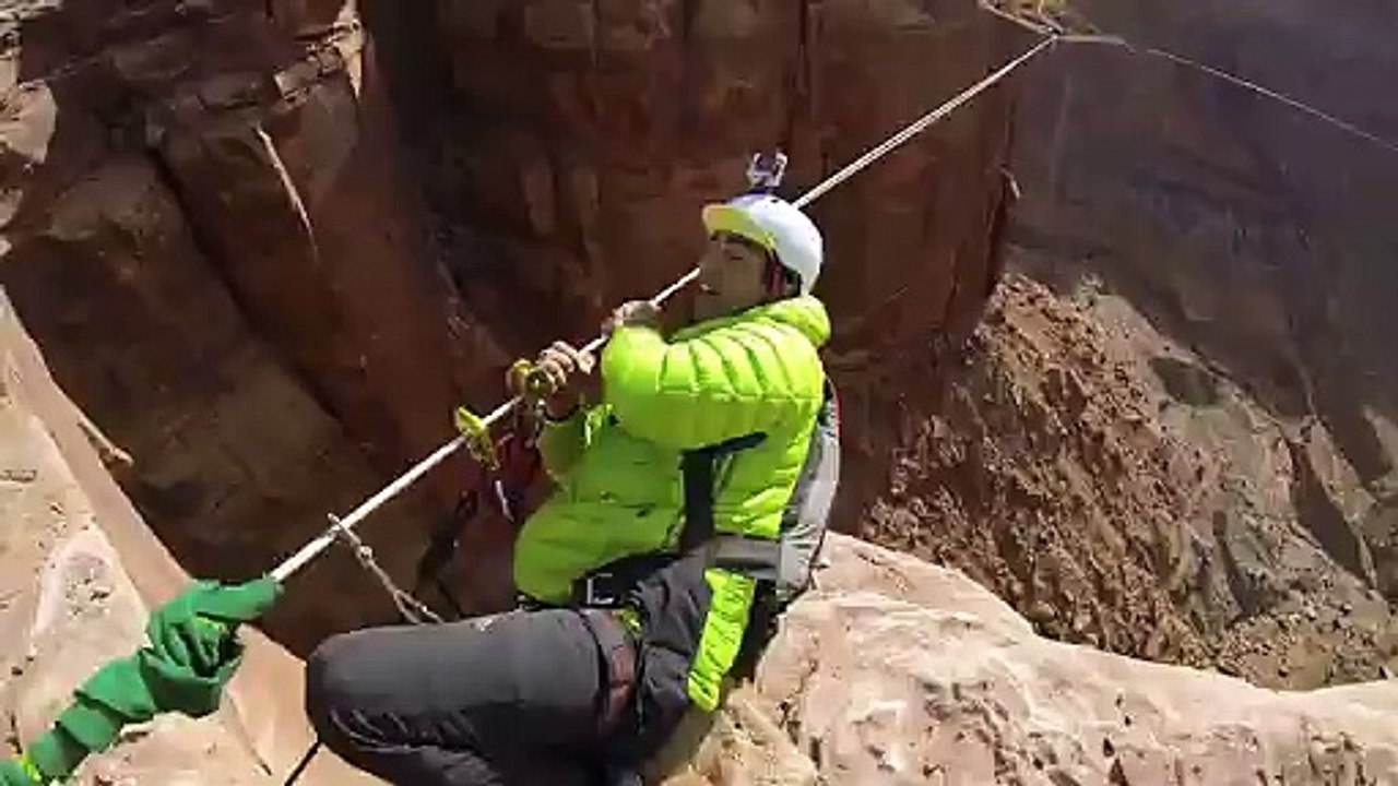 Faire du BASE Jump depuis un filet tendu entre 2 falaises