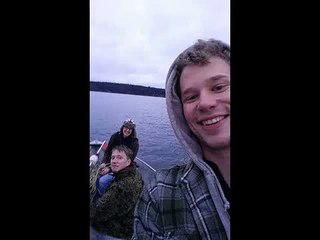 2 jeunes orques curieux veulent jouer avec un petit bateau!