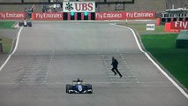 Formule 1: un spectateur traverse la piste pendant les essais libres