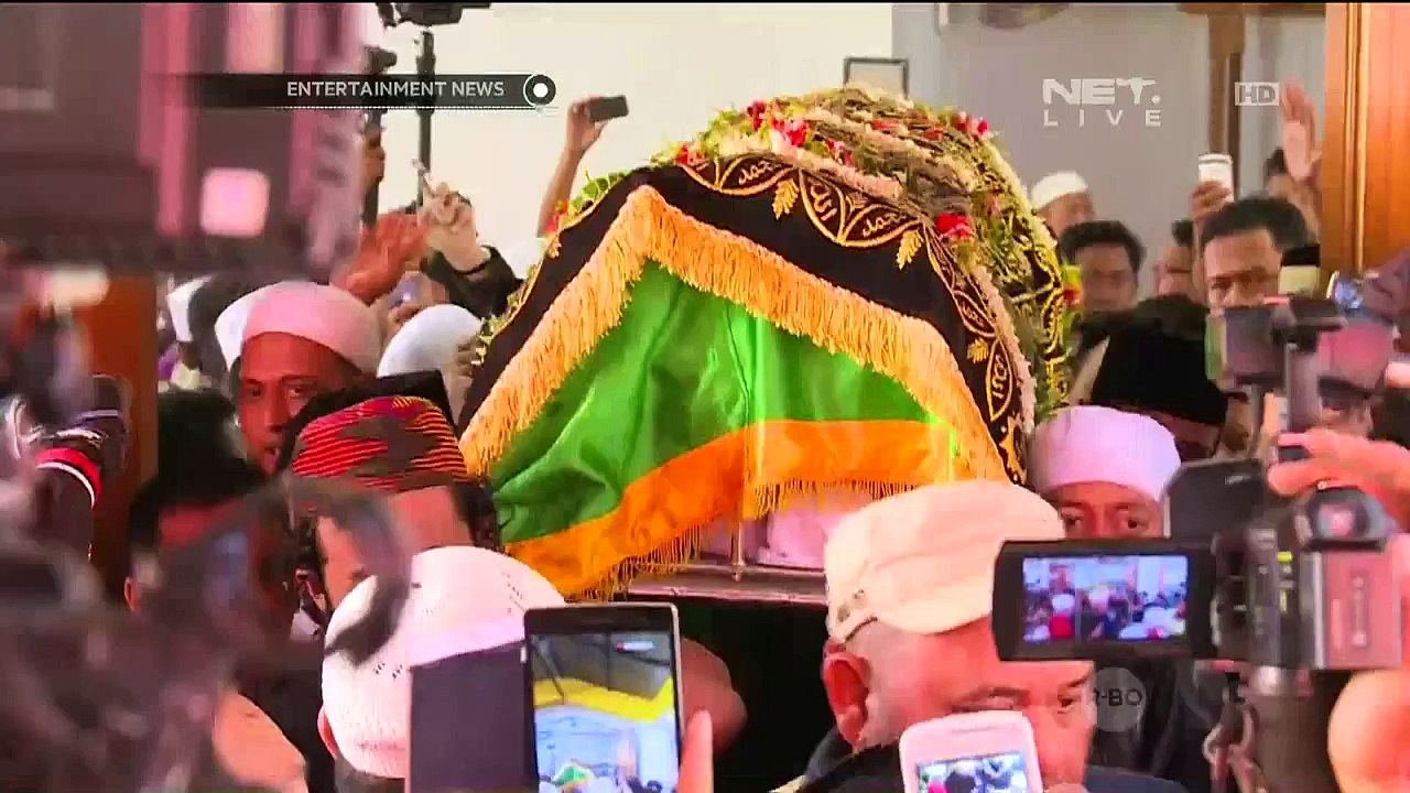 [150331]ENews - Pulang Umroh, Raffi Ahmad Langsung Ziarah ke Makam Almarhum Olga Syahputra
