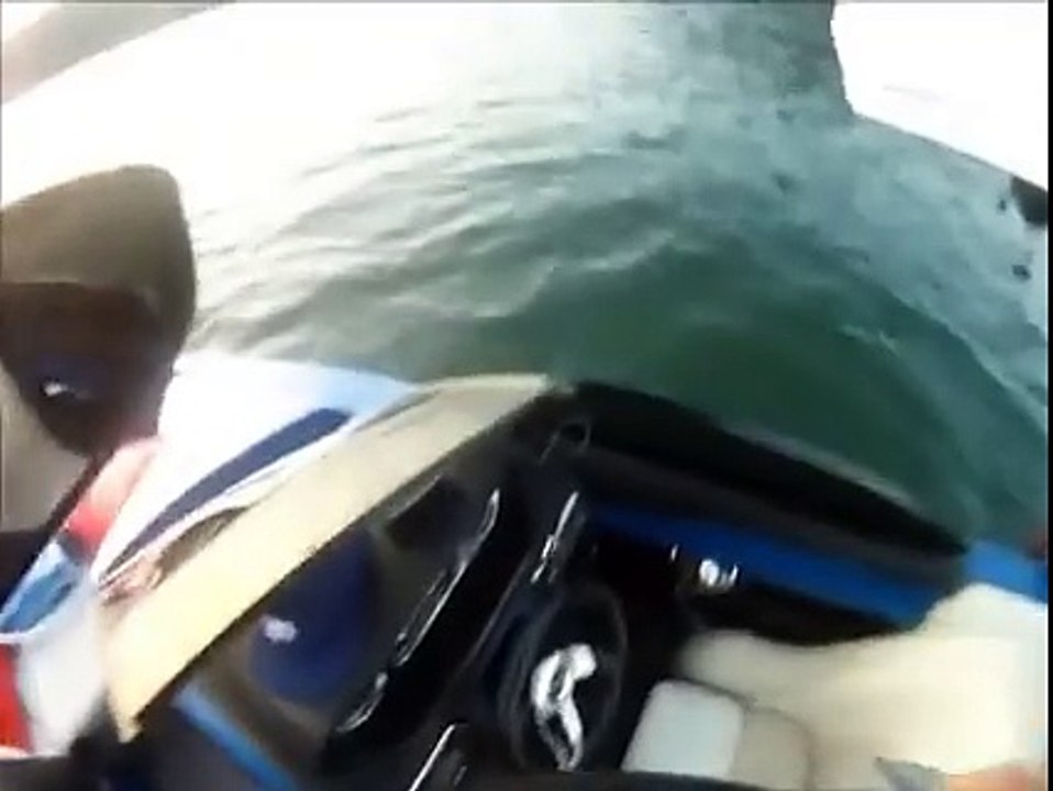 Quel Fou ! Il fait du surf derrière son bateau alors qu’il est tout seul !