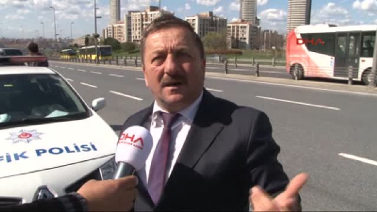 Metrobüsün Tekerleği E-5'e Fırladı : 4 Araç Hasar Gördü