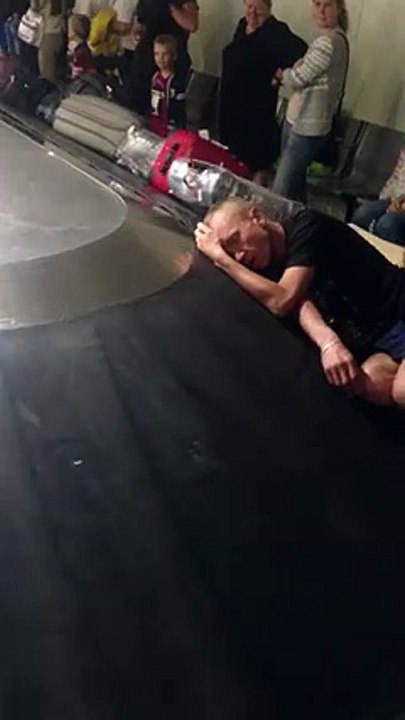 Un Russe s’endort sur le tapis roulant des bagages à l’aéroport !