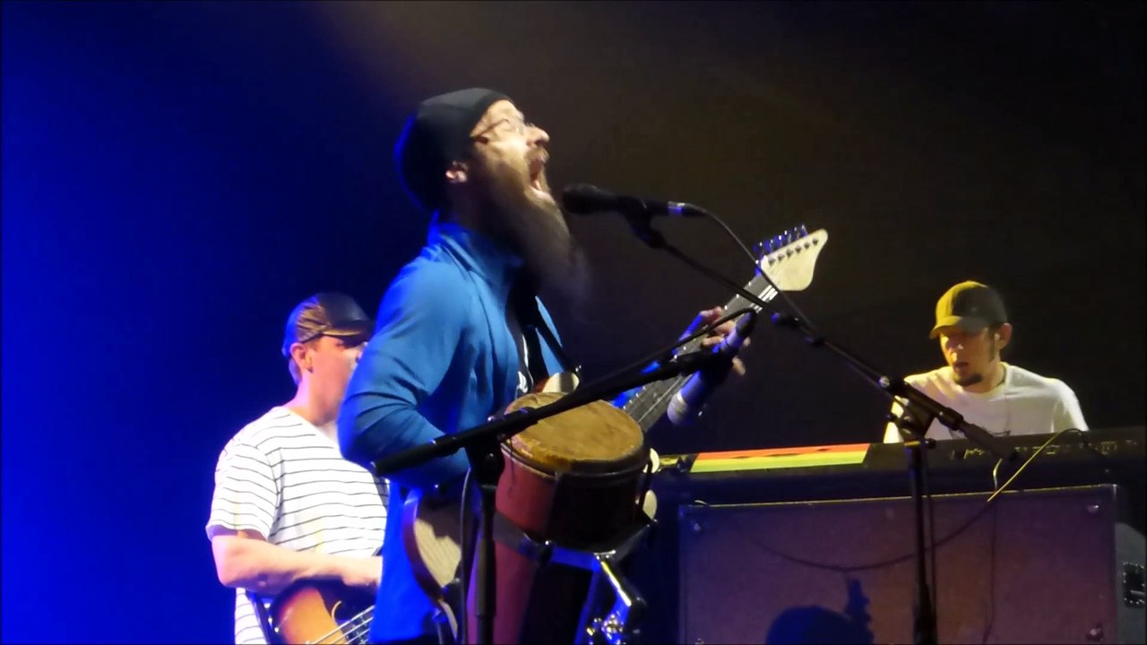 GROUNDATION - Throwing stones (live)