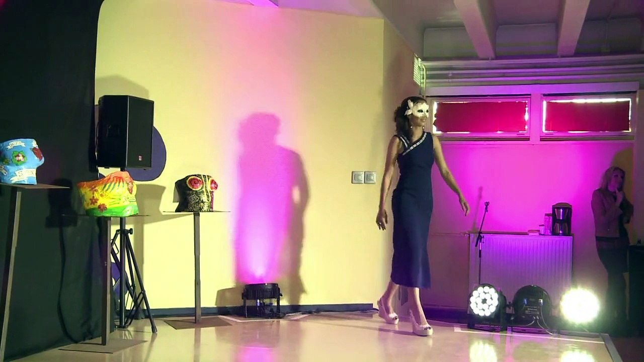 Sexy im Frauenknast: Auf dem Catwalk hinter Gittern