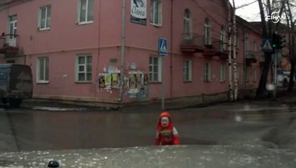 Rusya’da anne arka kapıyı kapatmayı unutunca çocuğu yere düştü