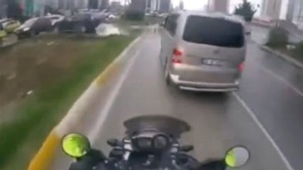 Motosiklet Sürücüsüyle Minübüs Sürücüsünün İlginç Kavgası