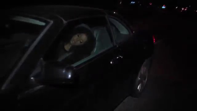 Une femme ivre dort dans sa voiture au milieu de l'autoroute