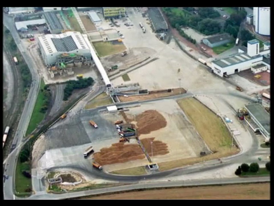 Manutention de betteraves pour une cour à sec, Transporteur extracteur à bande de 2 000 mm sur 122 m avec une alimentation simultanée par 5 camions et par un chouleur - Transporteur à bande de 2 000 mm sur 174 m pour alimentation du lavoir.