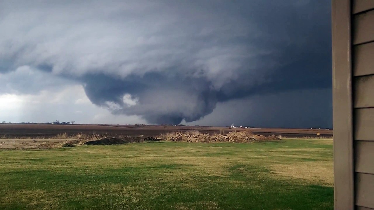 Une tornade énorme ravage Rochelle dans l'Illinois!