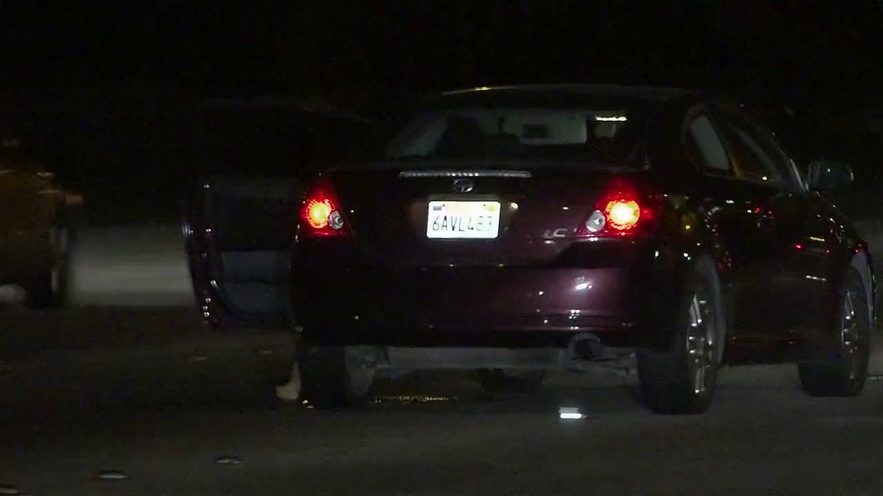 Une femme complètement bourré stop sa voiture en plein milieu de l'autoroute