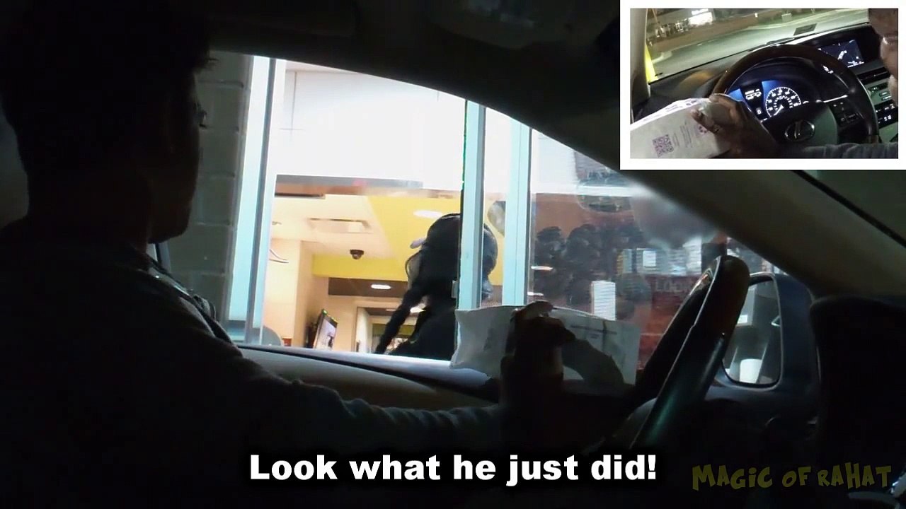 Un magicien piège les employés du Drive d'un restaurant en faisant disparaître les sandwich