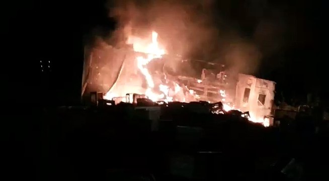 Caminhão-tanque com combustível pega fogo na BR-230