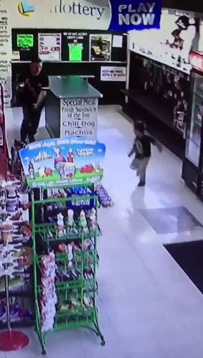 Un père donne un coup de poing à son fils (Etats-Unis)