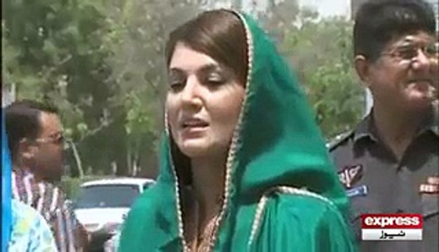 Reham Khan Highly Praising Imran Khan In Front of Media, While Imran Khan Shying