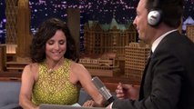 Julia Louis-Dreyfus chuchote des mots à Jimmy Fallon