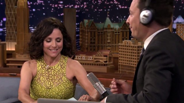 Julia Louis-Dreyfus chuchote des mots à Jimmy Fallon