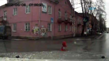 Küçük çocuk otomobilden böyle düştü !