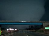 Dramáticas imágenes: Tornado revuelca una gandola en Illinois