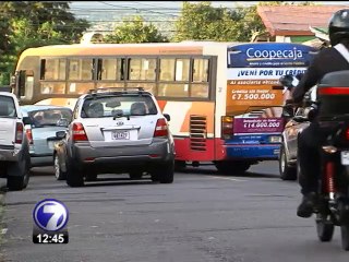 Presas en hora pico son aprovechadas por muchos para quebrar la Ley de Tránsito