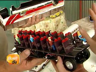 La creatividad llevó a un hombre a construir autobuses a escala