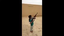 Une Gamine avec un AK-47 Manque de Tuer son Père qui Filme