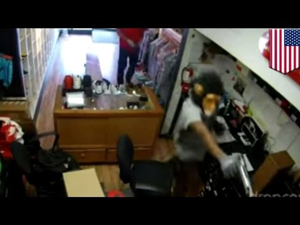 サルの覆面着用のスニーカー強盗　TomoNewsが現地取材