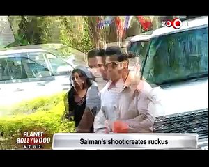 Salman Khan Mobbed By Die Hard Fans While Shooting   Bollywood News