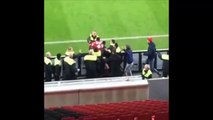Emir Spahic frappe un stadier après le match Bayer Leverkusen vs. Bayern Munich