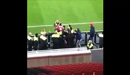 Emir Spahic agresse un stadier