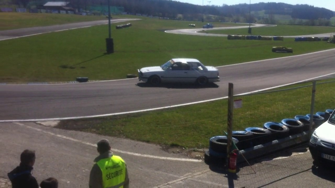 - BMW E 30 325  en glisse  circuit de l ' enclos BONTOUX Ludovic - lulu du jura