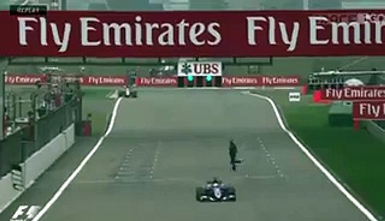 Formule 1- un spectateur traverse la piste pendant les essais libres