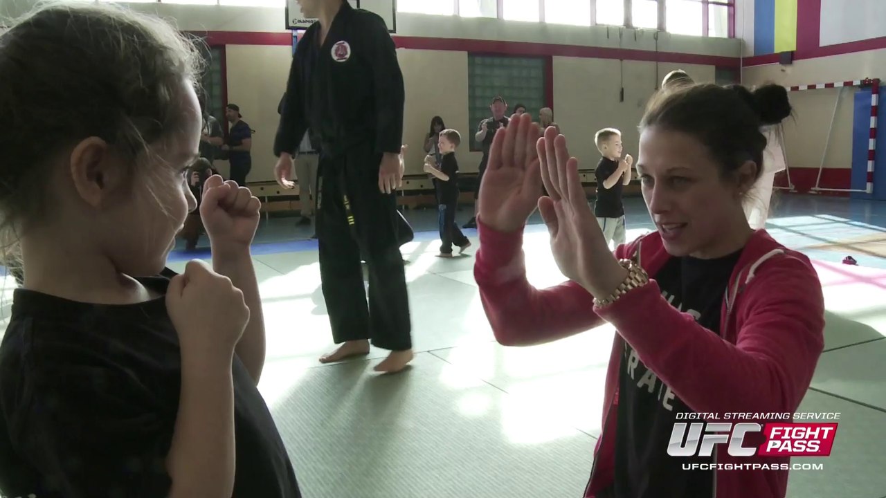 Fight Night Krakow: UFC Fighters Teach Kids MMA Techniques