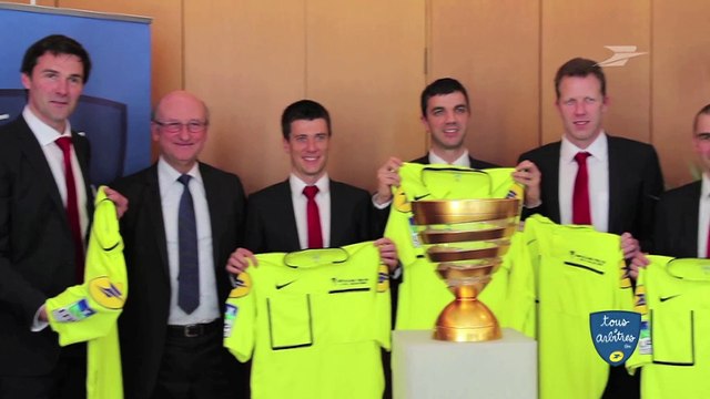 Remise de maillot aux arbitres de la finale de la Coupe de la Ligue, Bastia-PSG, au siège du Groupe La Poste