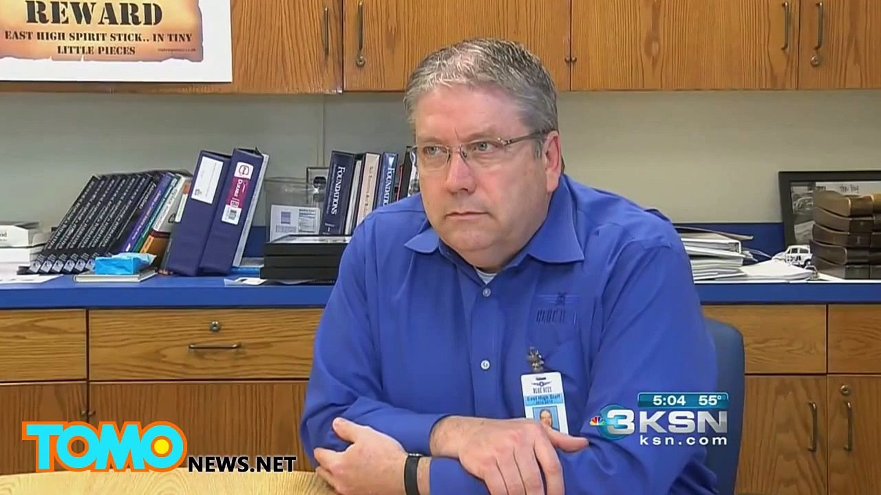 طالب من ذوي اللاحتياجات الخاصة تحرمه إدارة المجرسة من ارتداء سترة الفريق