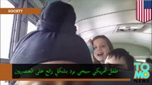 طفل سيخ في حافلة المدرسة العنصرية يصور زملائه الذين يتهكمون عليه