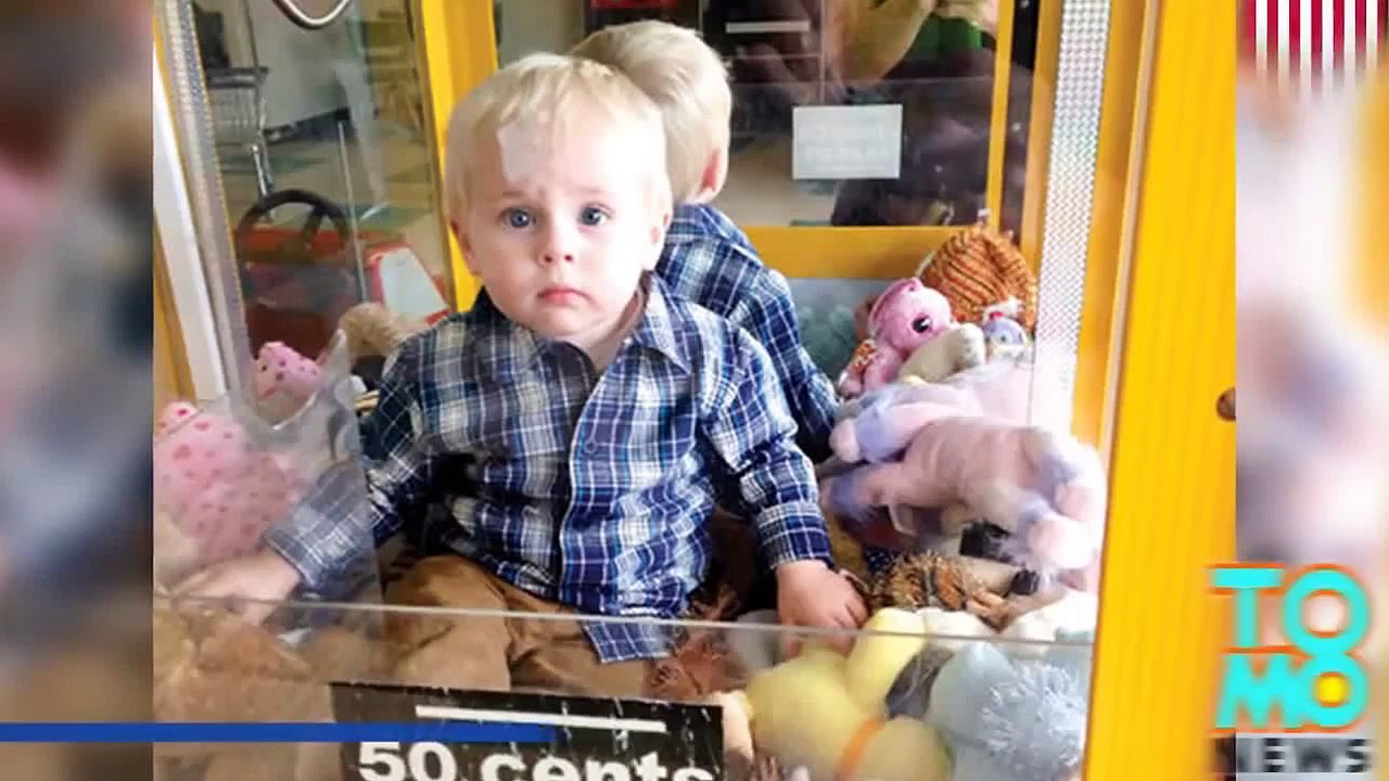 انقاذ طفل بعد أن حبى إلى آلة بيع الألعاب