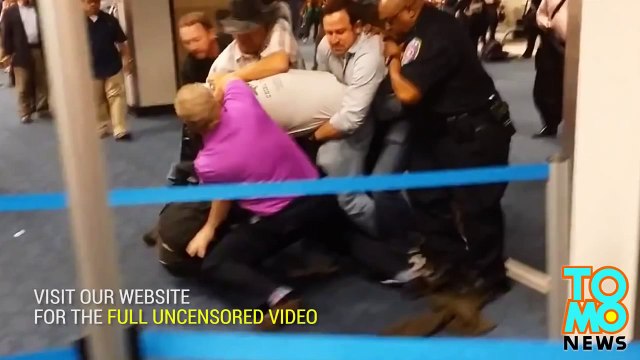 شخص حاقد يهجم على مثلي يرتدي قميصاً زهرياً